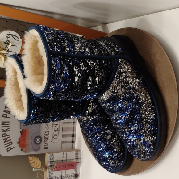 ❄EUC UGG Women's/Ladies/Girl's/Unisex Blue/Silver/Black Sequined Mid Top Boot, 8 - Picture 2 of 9